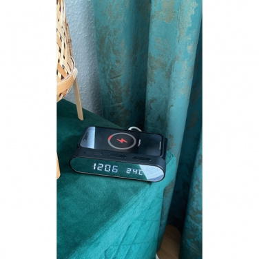 Logotrade Werbegeschenke das Foto: Wecker und kabelloses Ladegerät ADELAIDE